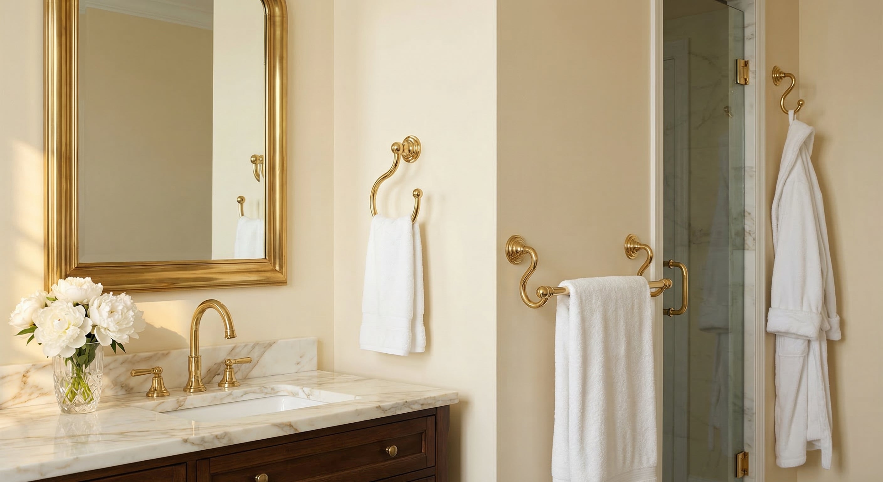Retro Wave Collection - Bathroom with polished brass accessories
